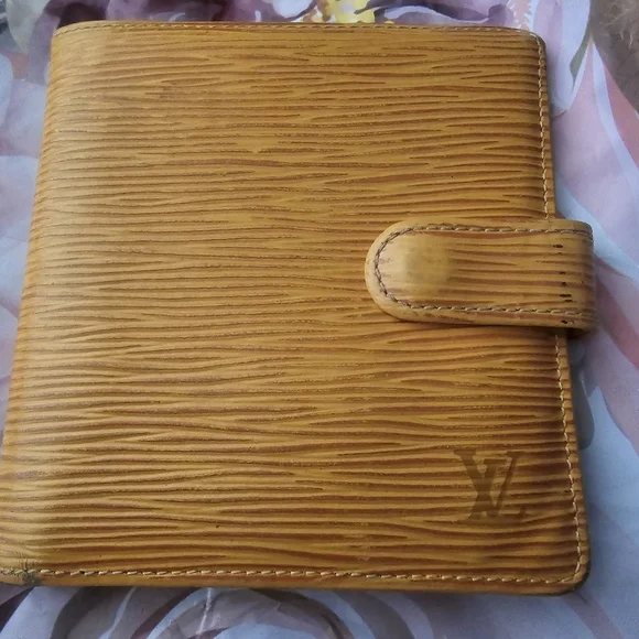 Louis Vuitton Epi fold snap wallet in Used Condition - Picture 2 of 16